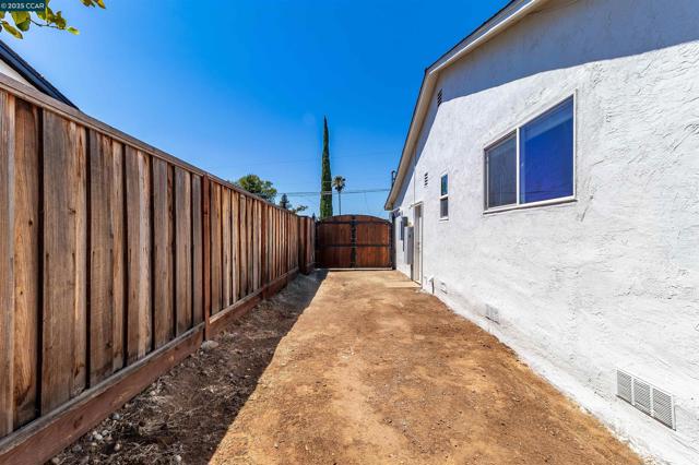 1349 Montana Dr, Concord CA: https://media.crmls.org/mediaz/bd6fffeb-856b-4ad1-a7f9-3cba4817b93a.jpg