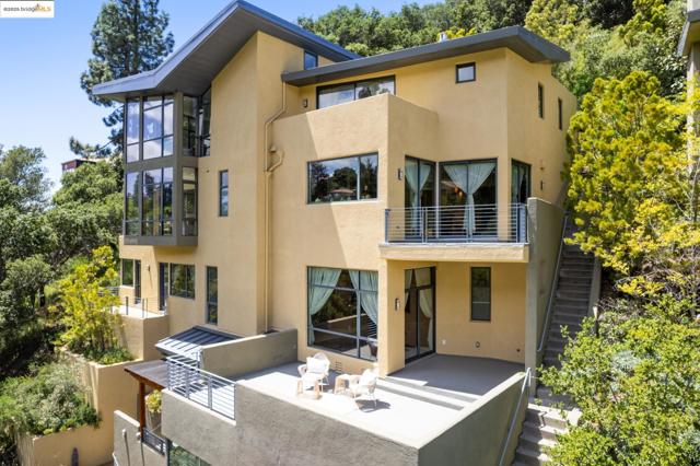 1015 Grand View Dr, Berkeley CA: https://media.crmls.org/mediaz/bd709a2c-aa89-4dc4-8f87-328dabdf0804.jpg