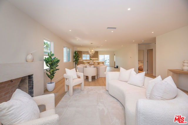 5325 S Victoria Avenue, Los Angeles CA: https://media.crmls.org/mediaz/bd70ec2f-4d0c-4445-83e6-3ab460fb177f.jpg