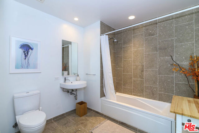 6250 HOLLYWOOD Boulevard, Los Angeles CA: https://media.crmls.org/mediaz/bd718078-5a3c-4a5a-9b9d-801a20b8f554.jpg