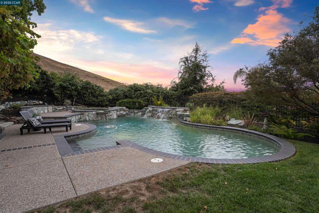 3746 Deer Trail Ct, Danville CA: https://media.crmls.org/mediaz/bd71a116-c71f-4e20-8d52-19adfede5991.jpg
