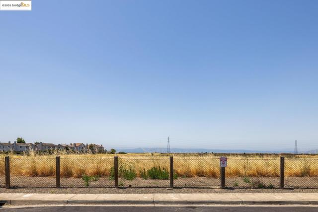 15388 Heron Dr, San Leandro CA: https://media.crmls.org/mediaz/bd7287d4-7165-4934-b86e-6e74a530a2d3.jpg