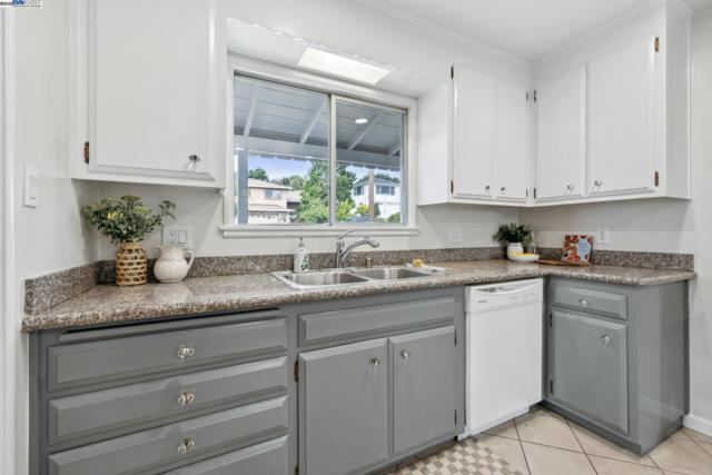 4859 Seaview Ave, Castro Valley CA: https://media.crmls.org/mediaz/bd73a34a-807a-4040-8538-8a8cbea01c23.jpg