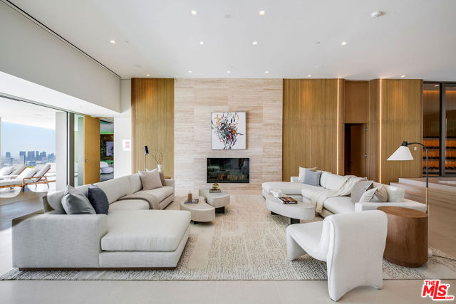 9016 Thrasher Avenue, Los Angeles CA: https://media.crmls.org/mediaz/bd74c1ad-6a6d-405d-b1f0-08bff0f2e433.jpg