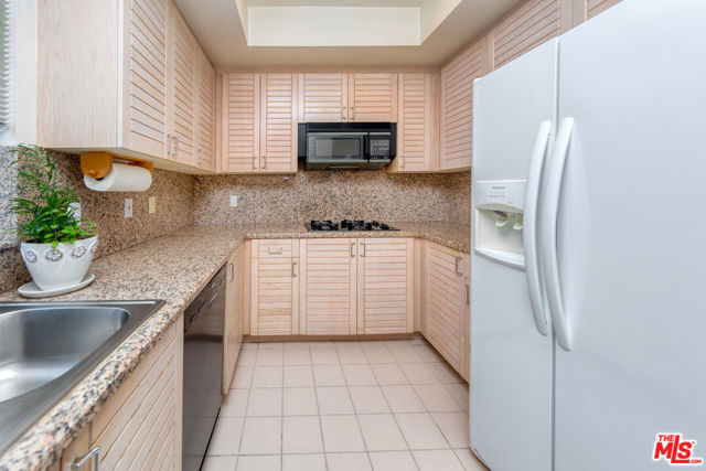 1851 Veteran Avenue, Los Angeles CA: https://media.crmls.org/mediaz/bd74cb3a-daaf-495e-b643-ff81bb0c7907.jpg