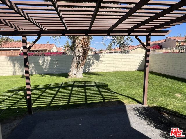Image 22 of 27 For 41760 Largo  