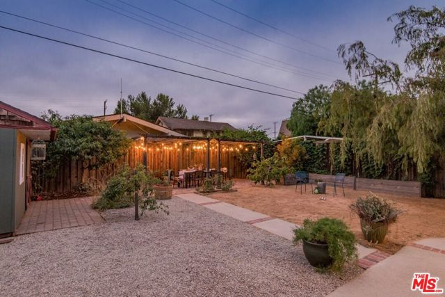 2057 S Oxford Avenue, Los Angeles CA: https://media.crmls.org/mediaz/bd75e06c-6503-4bcf-a8f5-cbb0605f6642.jpg
