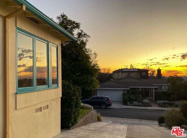 857 Castac Place, Pacific Palisades CA: https://media.crmls.org/mediaz/bd76015b-c386-4e5c-bf0a-69da9ea4b3c1.jpg