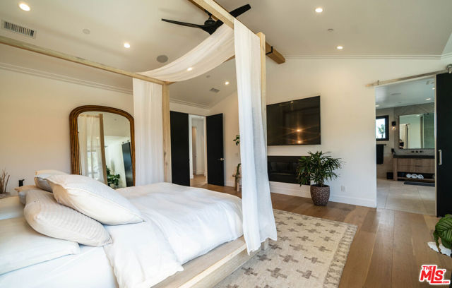 18938 Wells Drive, Tarzana CA: https://media.crmls.org/mediaz/bd762c4a-da16-4d75-a28b-288e82ccd089.jpg