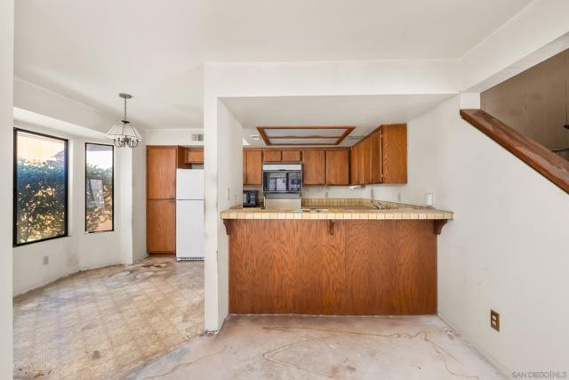 2818 Forest View Way, Carlsbad CA: https://media.crmls.org/mediaz/bd76f7f1-7799-49dc-88ea-5c92091fd0c1.jpg