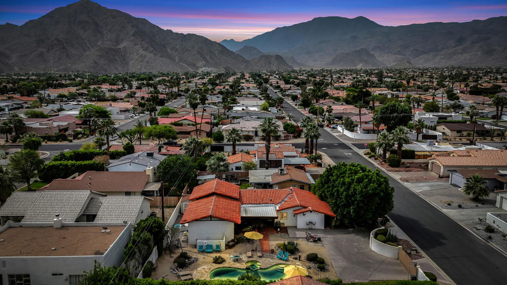 https://media.crmls.org/mediaz/bd775de0-3952-4d55-8ceb-1ce85a39f6f2.jpg?preset=X-Large