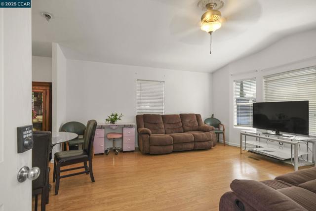 55 Pacifica Ave, Bay Point CA: https://media.crmls.org/mediaz/bd77637d-5df9-4317-b98f-dcb79a3ce487.jpg