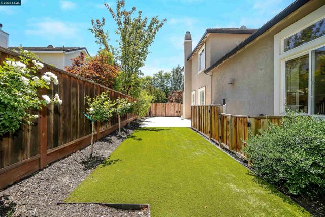 139 Shelterwood Ln, Danville CA: https://media.crmls.org/mediaz/bd77cb29-f08c-4076-9890-d11b7e42eaa1.jpg