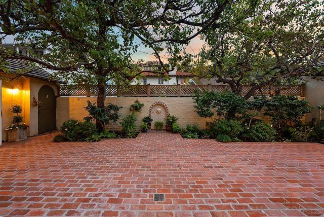 7725 Whitefield Pl, La Jolla CA: https://media.crmls.org/mediaz/bd784e13-742f-4aad-b44f-f1375d8320cb.jpg