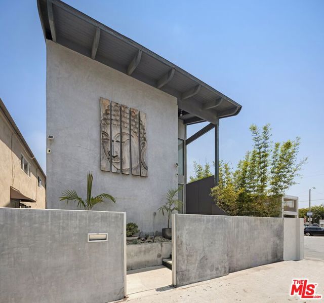 2014 Pacific Avenue, Venice CA: https://media.crmls.org/mediaz/bd78cef1-9fe2-4983-a443-344e2aaa7a3e.jpg