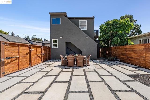 4015 Rhoda Ave, Oakland CA: https://media.crmls.org/mediaz/bd7a3223-3338-44f5-82a6-6d12eeceee06.jpg