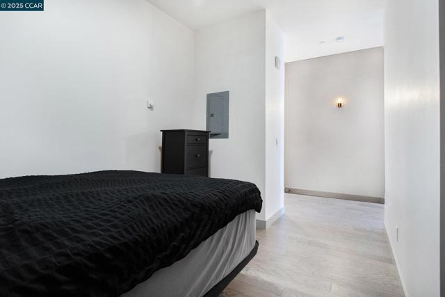 410 Webster St #1, Oakland CA: https://media.crmls.org/mediaz/bd7c8899-eeb1-47aa-96bf-3cd527b67f17.jpg