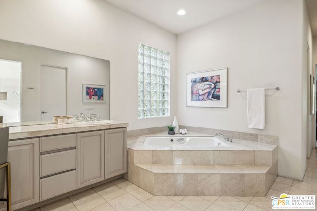 2 Varsity Circle, Rancho Mirage CA: https://media.crmls.org/mediaz/bd7ee117-0a90-42e6-beda-4920b8365d9e.jpg