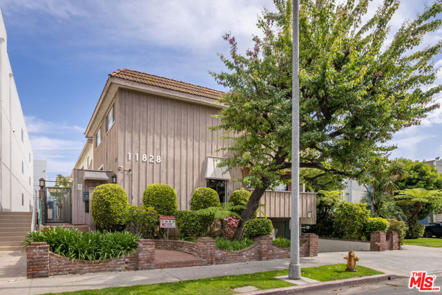11828 Goshen Avenue, Los Angeles CA: https://media.crmls.org/mediaz/bd7eff2a-fba9-4747-8abe-85341566c36f.jpg