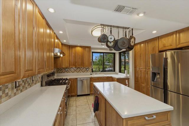 2385 Silver Oak Circle, Palm Springs CA: https://media.crmls.org/mediaz/bd7f4c21-2cbc-4b99-a0c6-7cf514103408.jpg