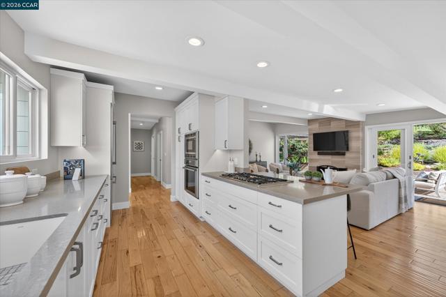 31 Ivy Dr, Orinda CA: https://media.crmls.org/mediaz/bd806483-b310-4d02-b7a3-df3f3765e2ee.jpg