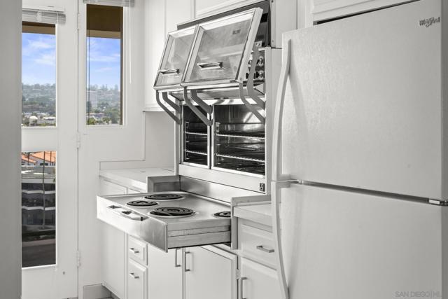 939 Coast Blvd, La Jolla CA: https://media.crmls.org/mediaz/bd808b1a-5b2e-4e3f-8261-2394f5503ce5.jpg