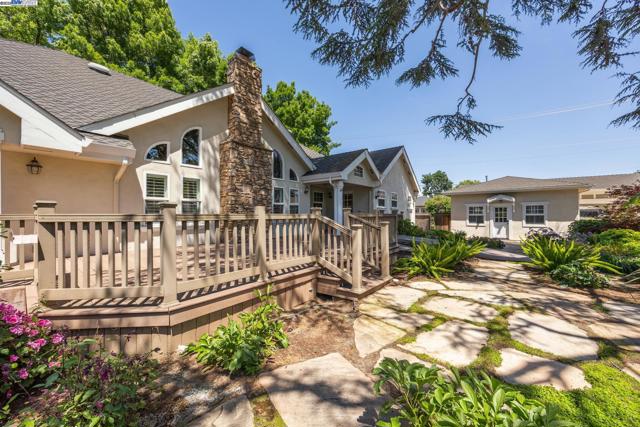628 Saint Mary St, Pleasanton CA: https://media.crmls.org/mediaz/bd80a011-667c-450b-a632-9c7791cf6742.jpg