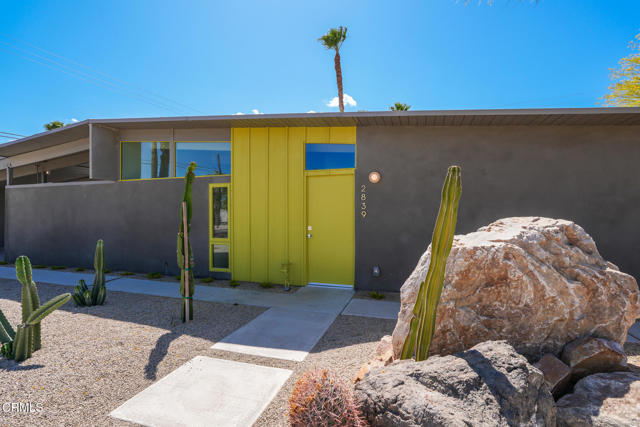 2839 N Davis Way, Palm Springs CA: https://media.crmls.org/mediaz/bd82abb5-9a14-4339-8b23-1ab41e1c94d3.jpg