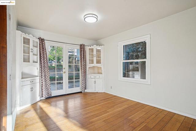 6576 Lucas AVE, Oakland CA: https://media.crmls.org/mediaz/bd847de1-50fa-4cd9-83f6-3a34af2aad17.jpg