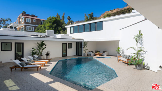31388 Broad Beach Road, Malibu CA: https://media.crmls.org/mediaz/bd84aaa5-00f2-41c2-805c-66cebcd43456.jpg