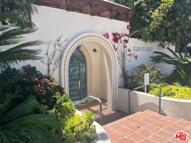 15500 W Sunset Boulevard, Pacific Palisades CA: https://media.crmls.org/mediaz/bd87c192-aeb9-4188-9d13-2f44e92c2be0.jpg