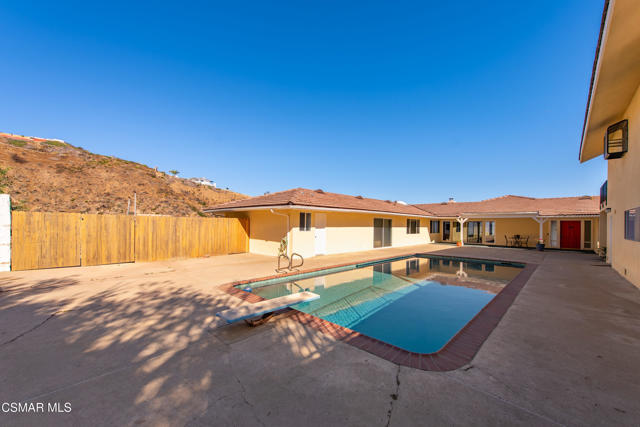 1140 San Clemente Way, Camarillo CA: https://media.crmls.org/mediaz/bd887254-edca-461f-a5fc-0e4fd175f800.jpg