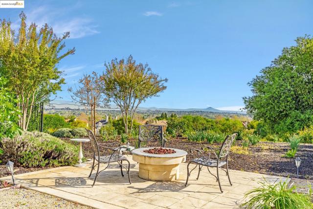 1853 Via Di Salerno, Pleasanton CA: https://media.crmls.org/mediaz/bd8a0a2e-d27b-41de-a0f9-8dbd4885daf7.jpg