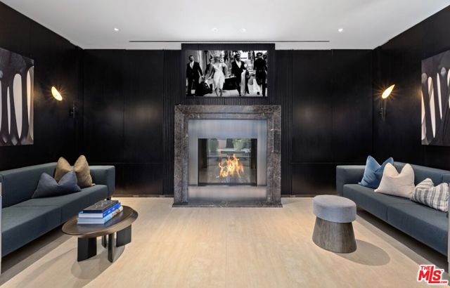 9200 Wilshire Blvd, Beverly Hills CA: https://media.crmls.org/mediaz/bd8a2292-f325-4e0e-8f2e-cbdb1174622c.jpg