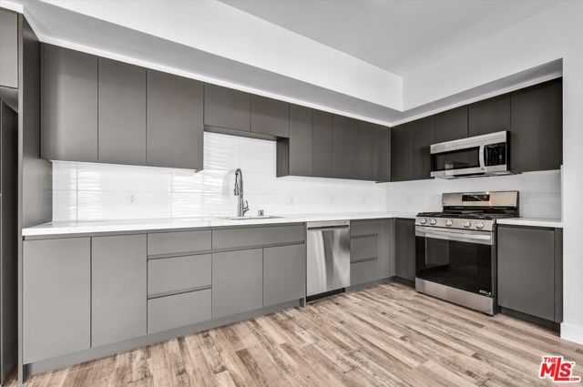 1537 S Wilton Place, Los Angeles CA: https://media.crmls.org/mediaz/bd8a9526-8b87-4b98-b7db-ed873a0f59f9.jpg