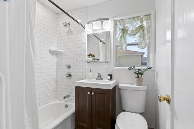 3719 60Th St, Sacramento CA: https://media.crmls.org/mediaz/bd8adf16-7c6b-4901-b634-8da86d59c0bc.jpg