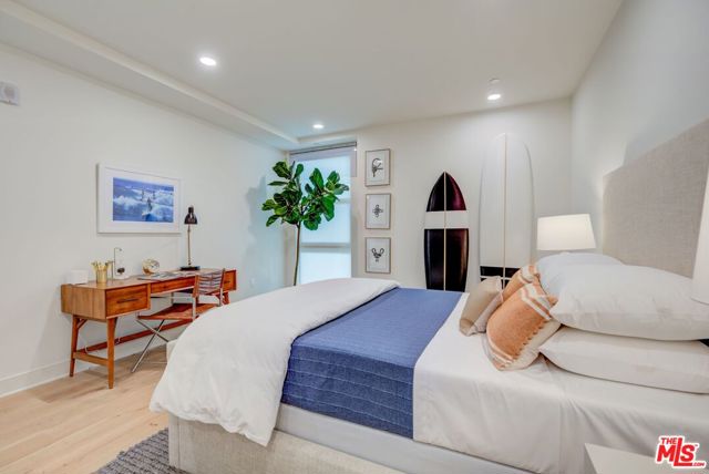 17325 Castellammare Drive, Pacific Palisades CA: https://media.crmls.org/mediaz/bd8b617d-f057-46fc-aa1d-470ec7ea071f.jpg