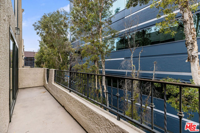 1633 S Bentley Avenue, Los Angeles CA: https://media.crmls.org/mediaz/bd8b9aab-7365-4b0c-b272-36cc5d5d0f50.jpg
