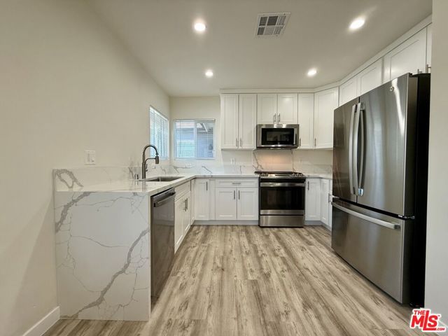 5248 Whitsett Avenue, Valley Village CA: https://media.crmls.org/mediaz/bd8bc838-76d2-4262-9e6b-d1e92a11e3ed.jpg