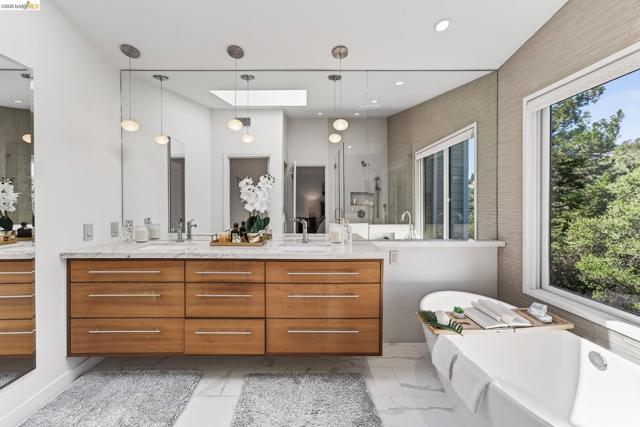 4963 Stoneridge Ct, Oakland CA: https://media.crmls.org/mediaz/bd8bea81-6b8b-485a-9ef4-5ba2b5e03567.jpg