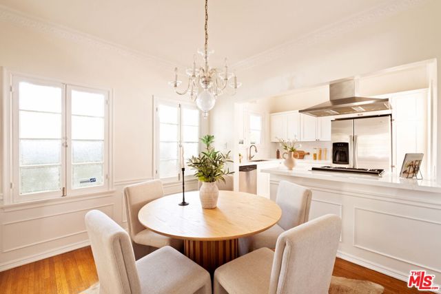 363 S Doheny Drive, Beverly Hills CA: https://media.crmls.org/mediaz/bd8c3ef3-9a7d-42f6-91c8-13eb35be2244.jpg