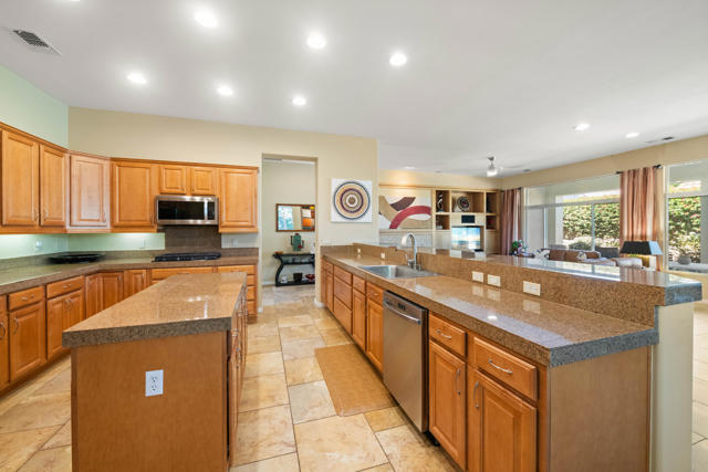 78680 Alliance Way, Palm Desert CA: https://media.crmls.org/mediaz/bd8d01d5-e846-4232-afe6-874a33feff16.jpg