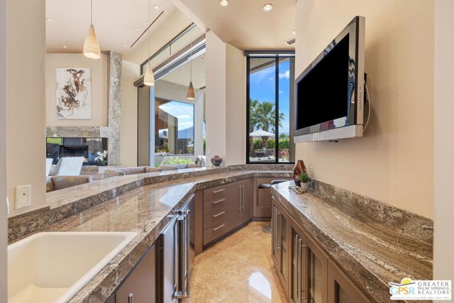 4 Paradise Cove Court, Rancho Mirage CA: https://media.crmls.org/mediaz/bd8d34dd-259f-4743-91c9-e7fcaa1dca85.jpg