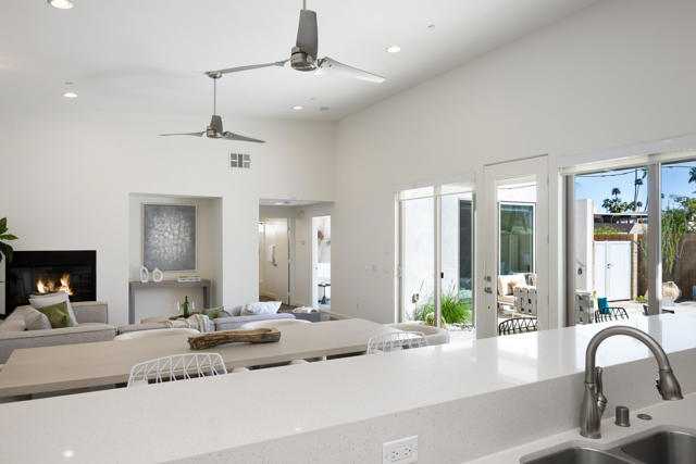 970 Oceo S Circle, Palm Springs CA: https://media.crmls.org/mediaz/bd8d6cfb-16a6-42d5-b776-cb01cbf371a2.jpg