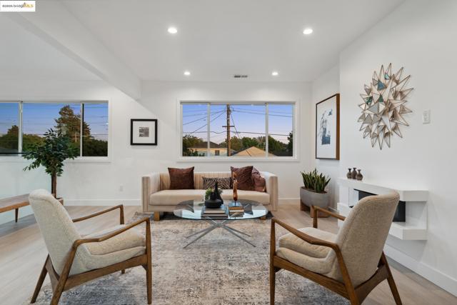 1207 Cedar St, Berkeley CA: https://media.crmls.org/mediaz/bd8d7bdb-69c8-416c-9484-133d7930225d.jpg