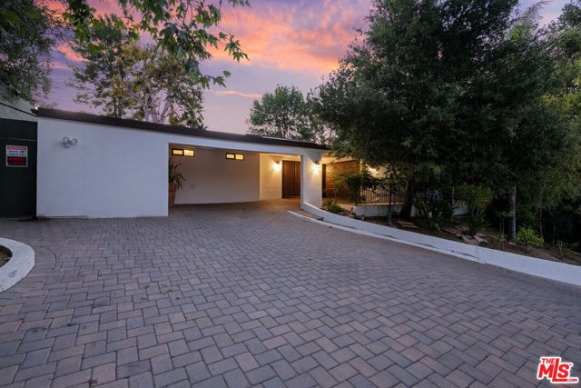 4745 Caritina Drive, Tarzana CA: https://media.crmls.org/mediaz/bd8e2f46-520e-4928-a4cd-e878ca5531ab.jpg