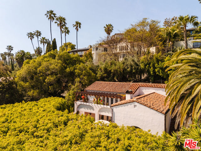 5163 Franklin Avenue, Los Angeles CA: https://media.crmls.org/mediaz/bd8e4f23-f411-4736-91fa-b5839e8eceda.jpg
