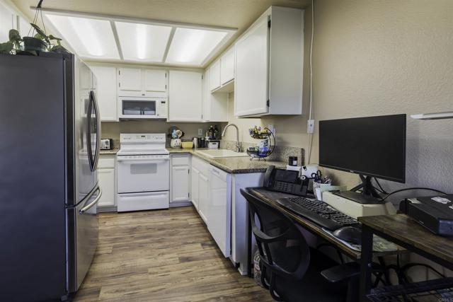 Detail Gallery Image 7 of 19 For 12650 Lakeshore Dr #160,  Lakeside,  CA 92040 - 2 Beds | 2 Baths