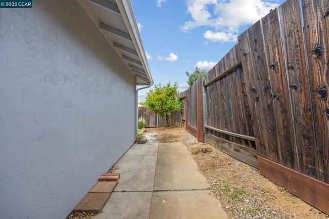 5571 Sepulveda Ct, Concord CA: https://media.crmls.org/mediaz/bd8f5ca3-d5d9-431b-8cb0-45426fb6677e.jpg