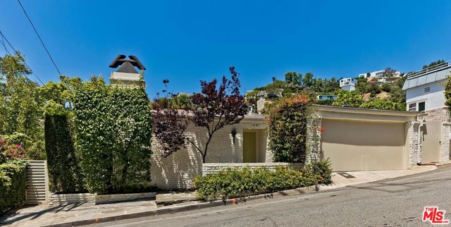 1591 Sunset Plaza Drive, Los Angeles CA: https://media.crmls.org/mediaz/bd8f7718-8c0b-4f0a-9ceb-de9677518d31.jpg